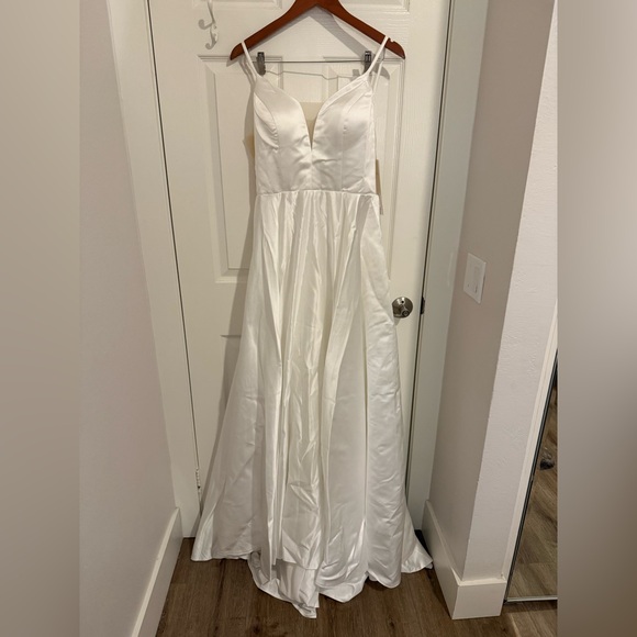 V neck satin wedding dress - Picture 5 of 14